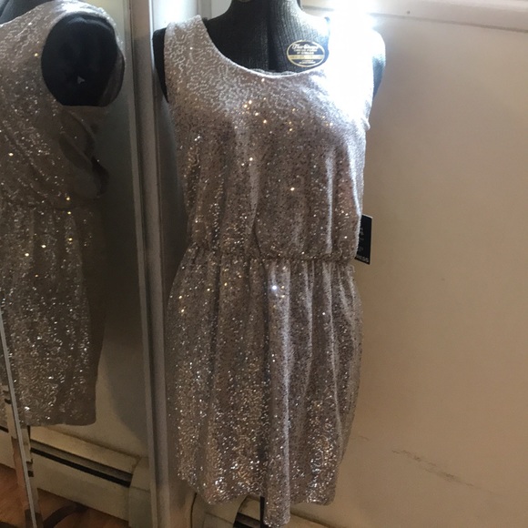 Dress - Picture 8 of 9